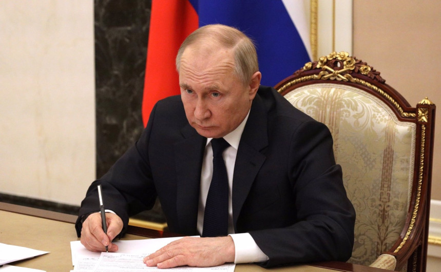 Putin firma decreto que obliga a los países “hostiles” a pagar el gas en rublos