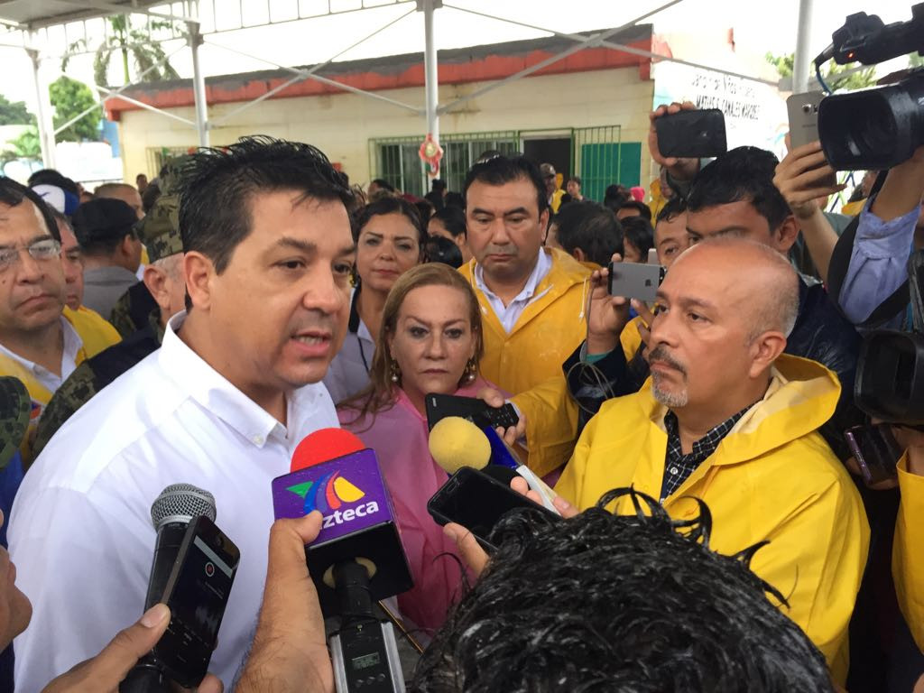 Gobernador visita zona afectada por inundación