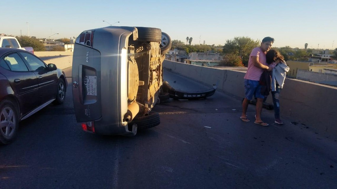 Vuelca camioneta en puente Roberto Guerra