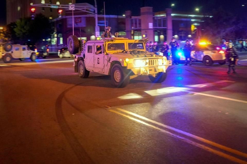 Muere hombre durante protesta en EU