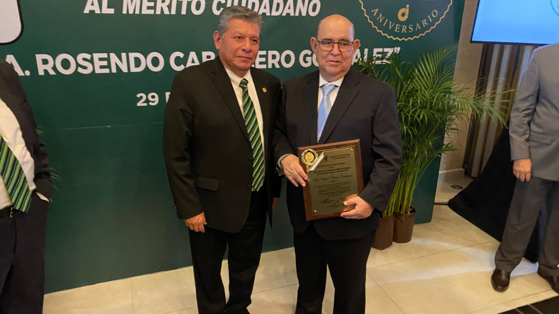 Entregan medalla, Rosendo Caballero