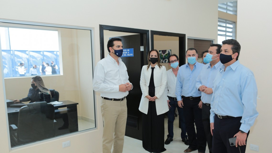 Francisco Cabeza Vaca visita el Centro de Justicia para las Mujeres