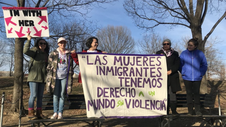 Mujeres toman calles en protesta por aniversario de Trump