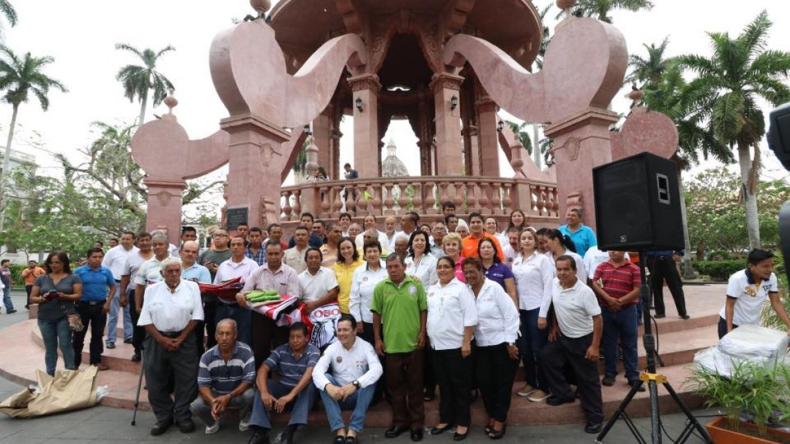 Entrega Alcadesa uniformes y toldos a los aseadores de calzado