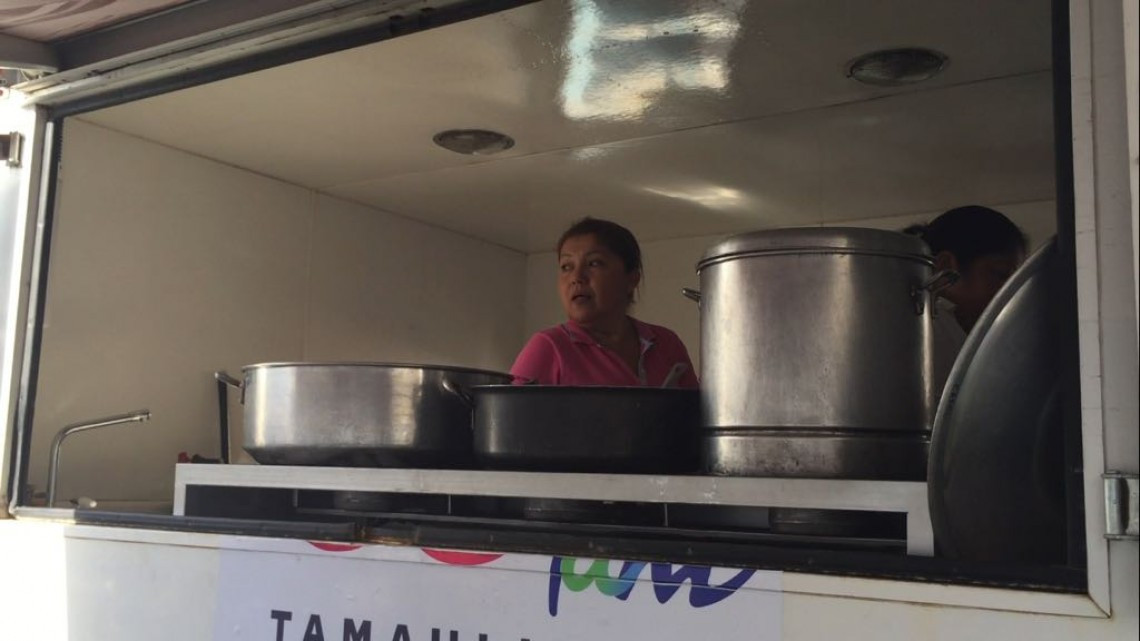 Continúan brindando alimento caliente para los damnificados