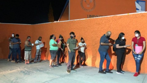 Se registran largas filas en el módulo de vacunación nocturno en Nuevo Laredo