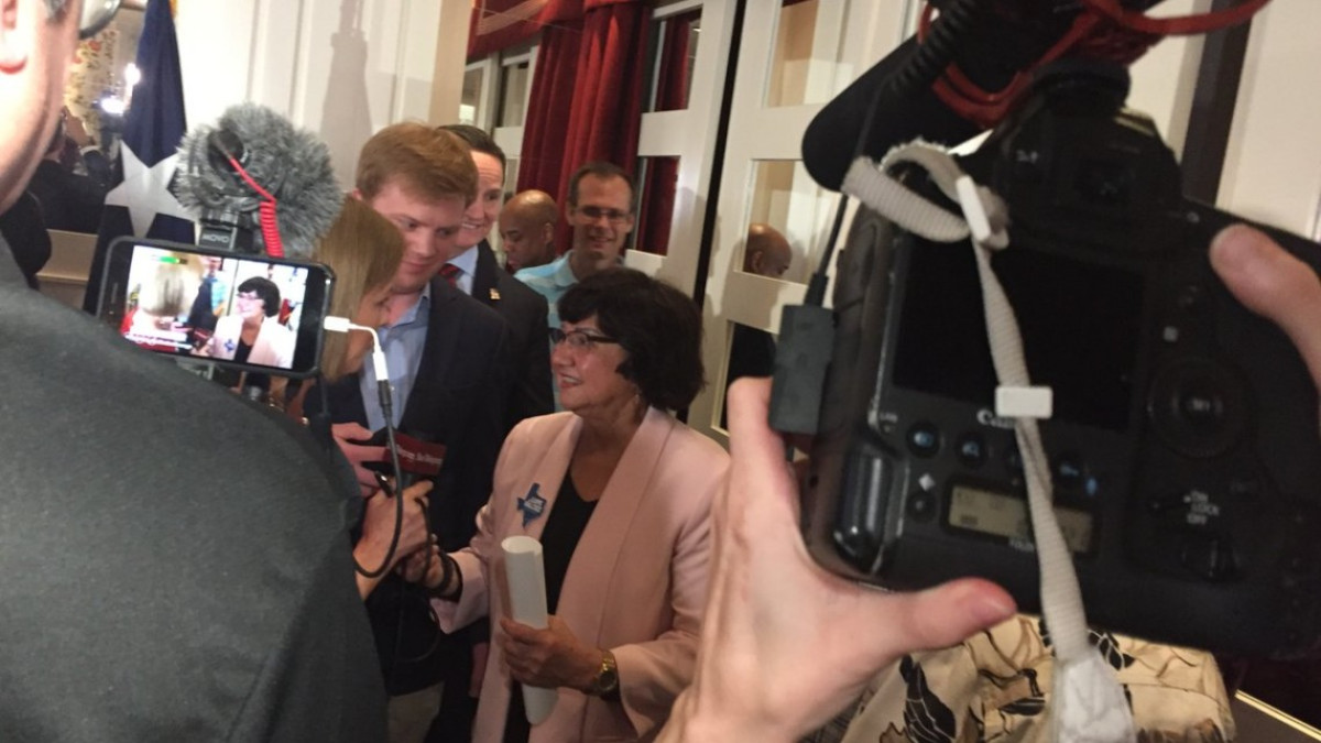 Hispana gana candidatura a la gobernación de Texas por primera vez