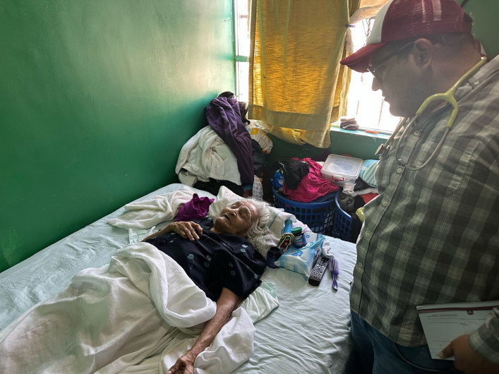 Atiende Gobierno de Carlos Peña Ortiz a pacientes postrados en cama