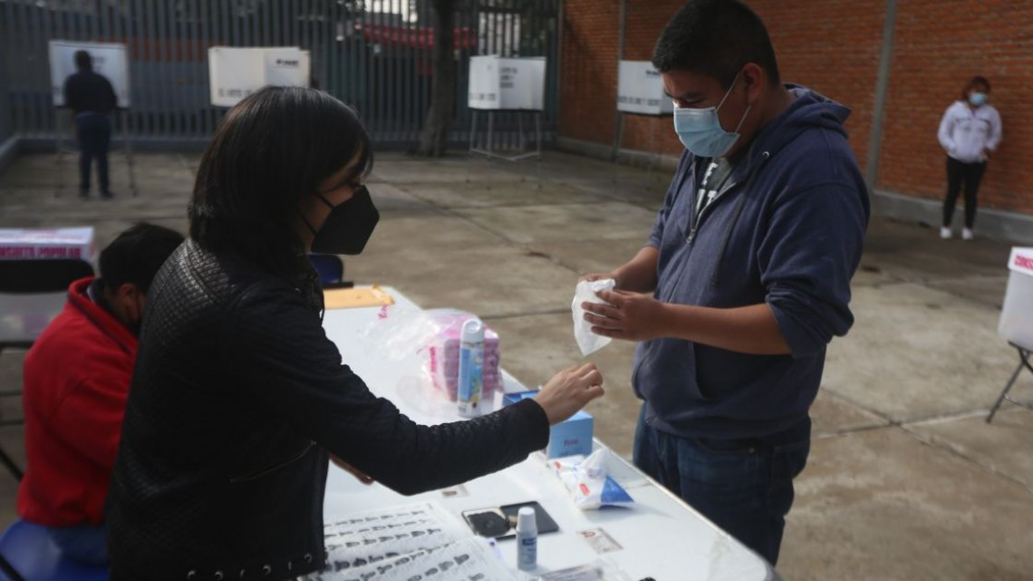 Revocación de mandato sólo ocupa 5 funcionarios en cada casilla: INE