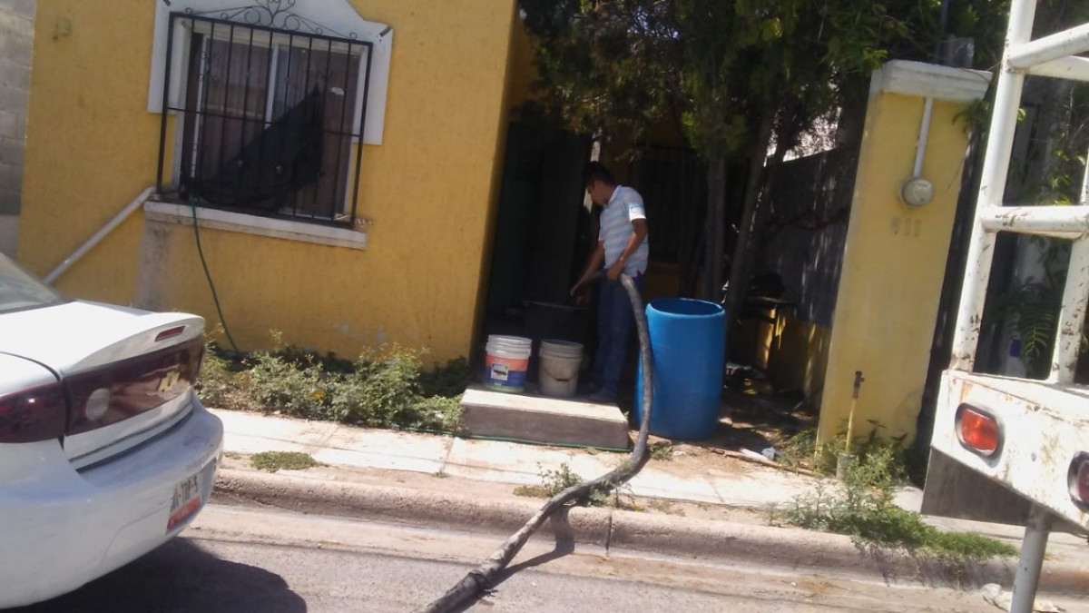 Entregan pipas con agua potable agua en San Valentìn y sectores aledaños