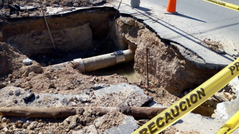 Soluciona COMAPA fuga de agua que se reflejaba en La Petrolera