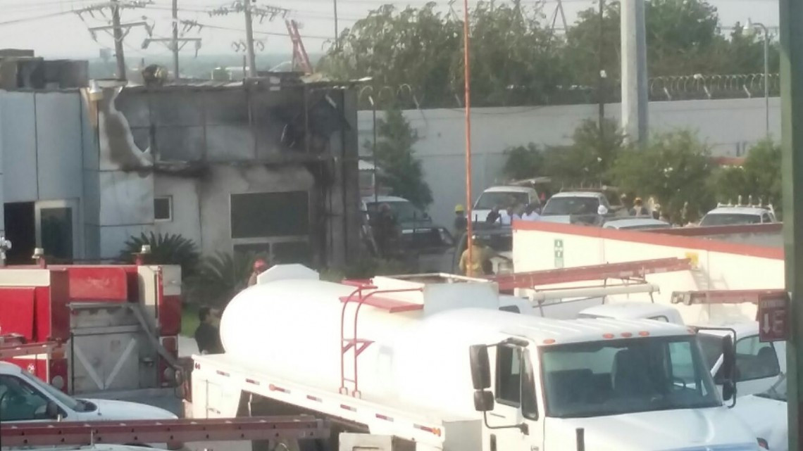 Corto circuito causa incendio en CFE