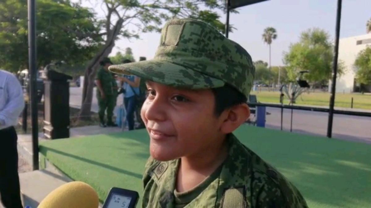 Viste el Ejercito de Soldado Honorario al niño Abdiel