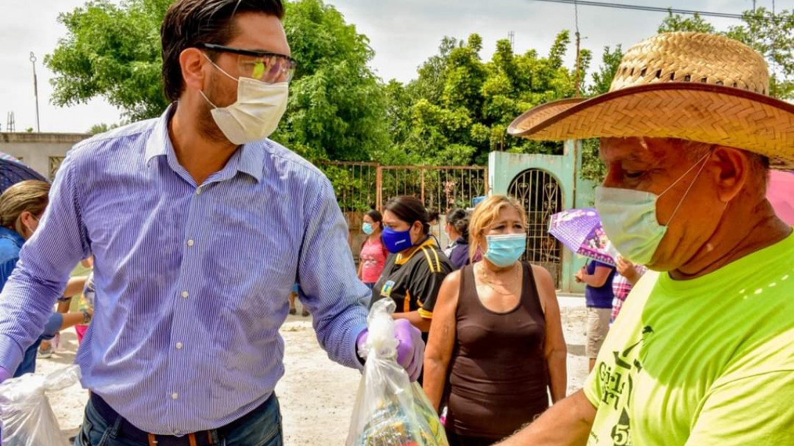 Entrega Voluntariado DIF apoyos a familias de La Escondida y Américo Villarreal