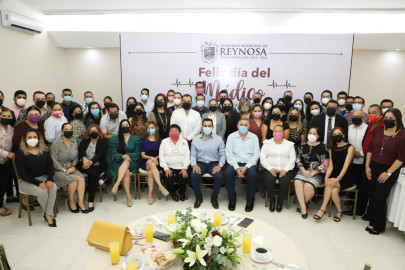 Reconoce Ayuntamiento a los médicos en su día 