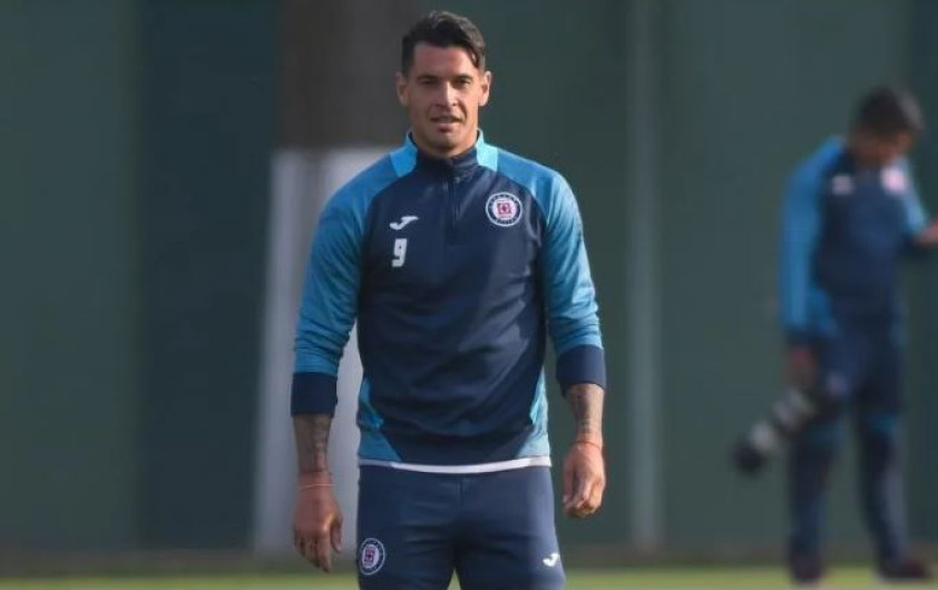 Milton Caraglio es baja de Cruz Azul por fractura
