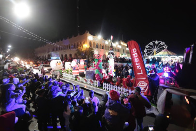 Viven neolaredenses desfile navideño 2022