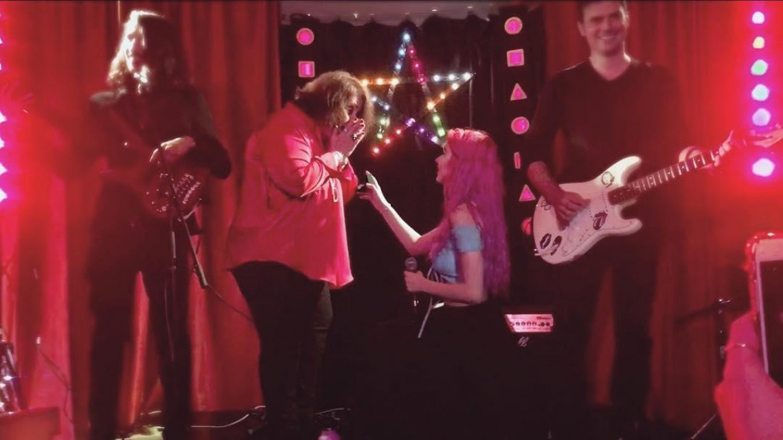 Julia Zelg se ha comprometido; su novia le lleva 37 años