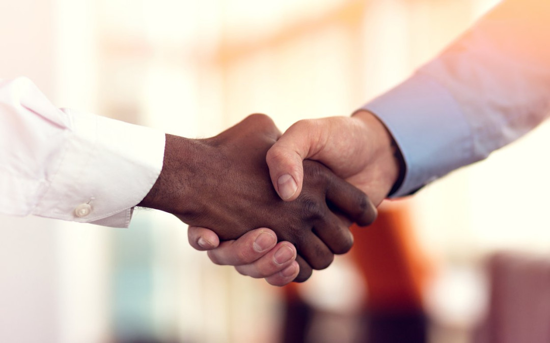 Piden autoridades de Reynosa evitar saludos de mano y beso 