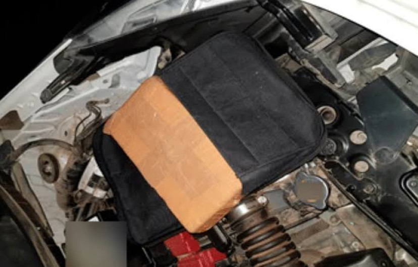 Hallan cocaína oculta en salpicadera de automóvil, en Baja California