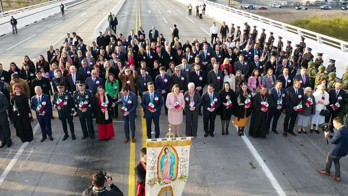 Abrazo de hermanad en el puente internacional Juárez-Lincoln