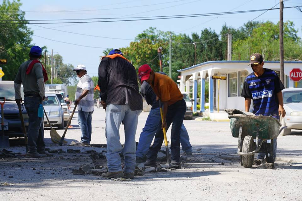 Labores de bacheo en Villa de Nuevo Progreso