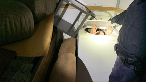 Detienen a migrantes chinos escondidos en camión