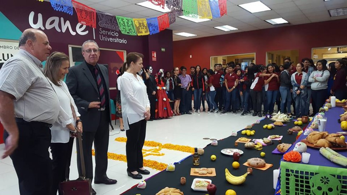 Pdta. del DIF realiza recorrido de altares