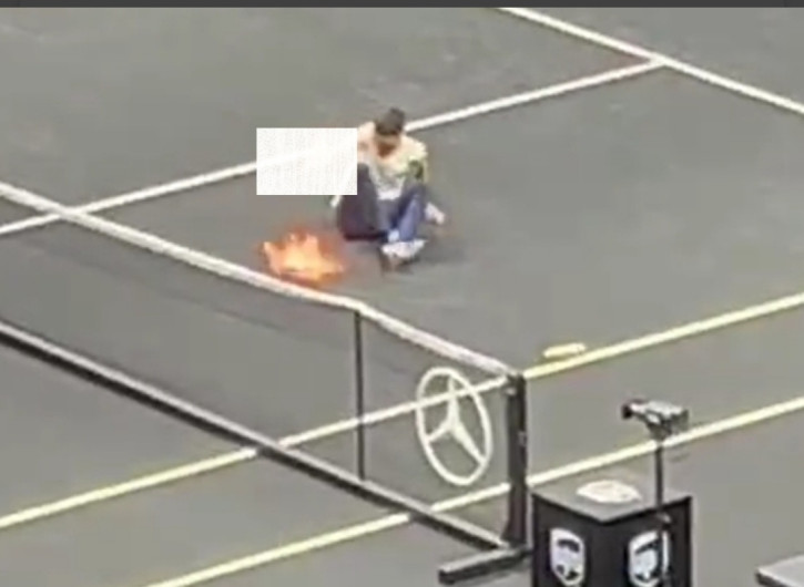 Hombre se prende fuego minutos antes de juego de Copa Laver 