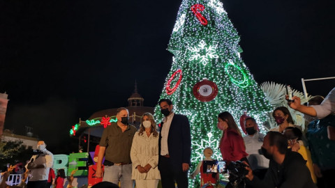 Carlos Peña enciende Pino de Navidad 
