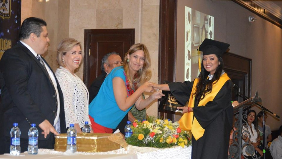 Alcaldesa felicita a graduados de la preparatoria José de Escandón