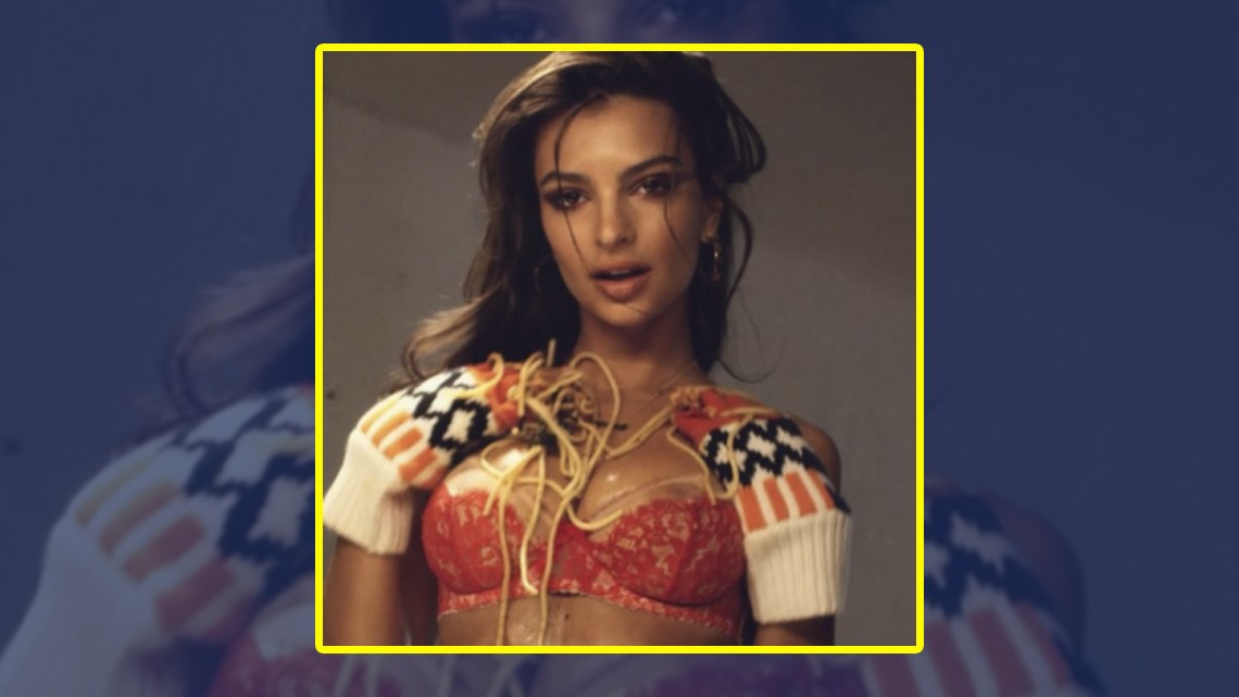 Emily Ratajkowski celebra  la Navidad con sensuales fotos