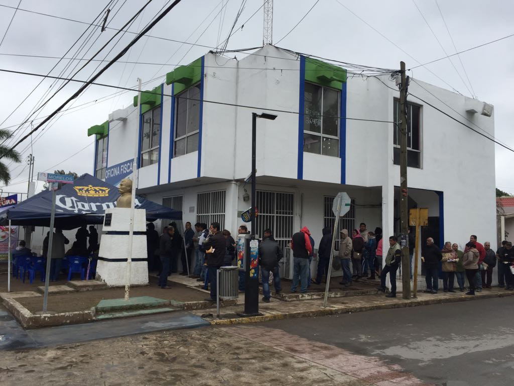 Largas filas por fallas en el sistema de cobro en la fiscal de Altamira