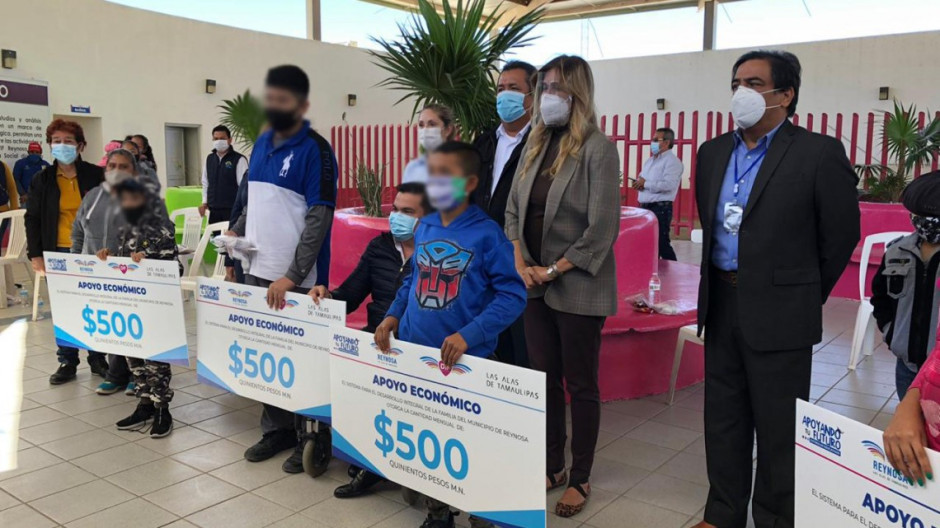 Entrega DIF becas ''Apoyando tu Futuro'