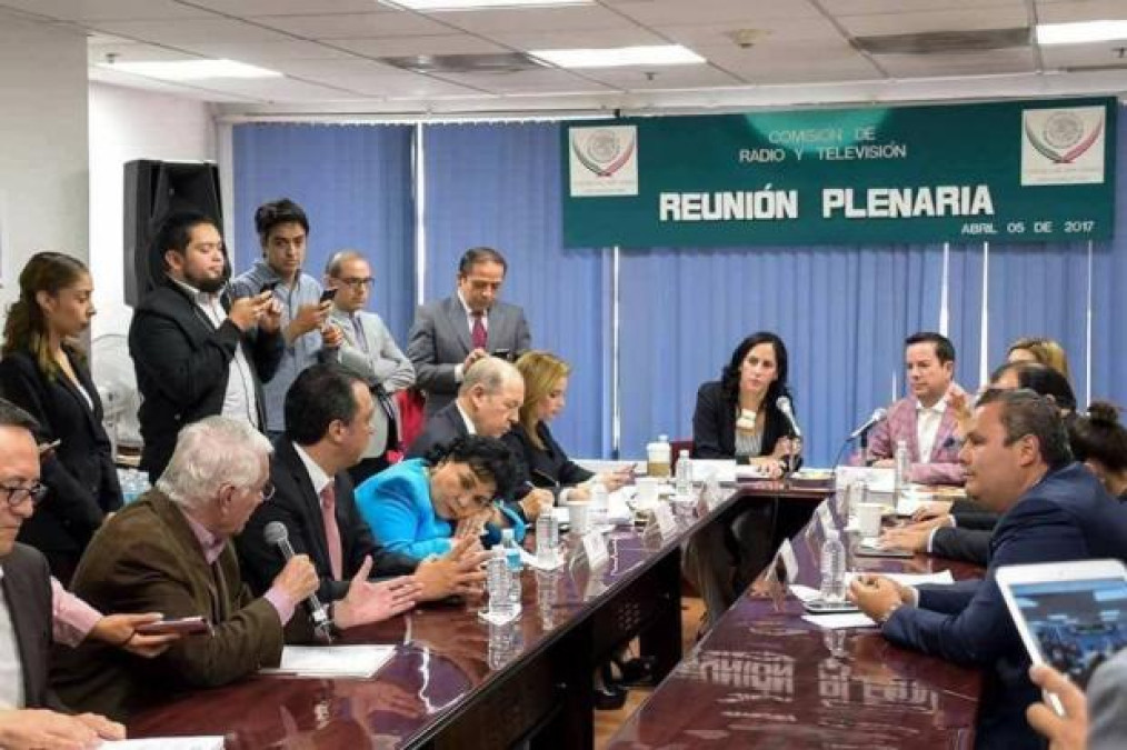 Carmen Salinas se duerme en sesión Plenaria