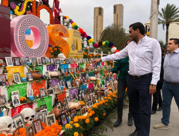 En Reynosa, recuerdan a difuntos con altar y mural 