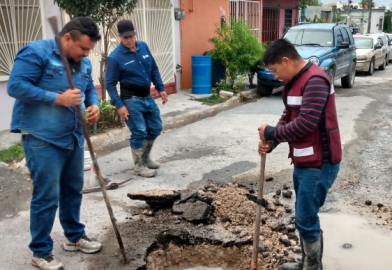 Atiende COMAPA fuga de agua en Sector Poniente 