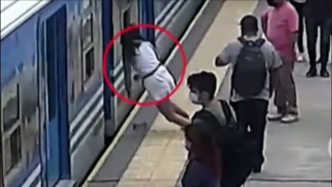 Mujer se salva milagrosamente tras caer a las vías del metro en Buenos Aires