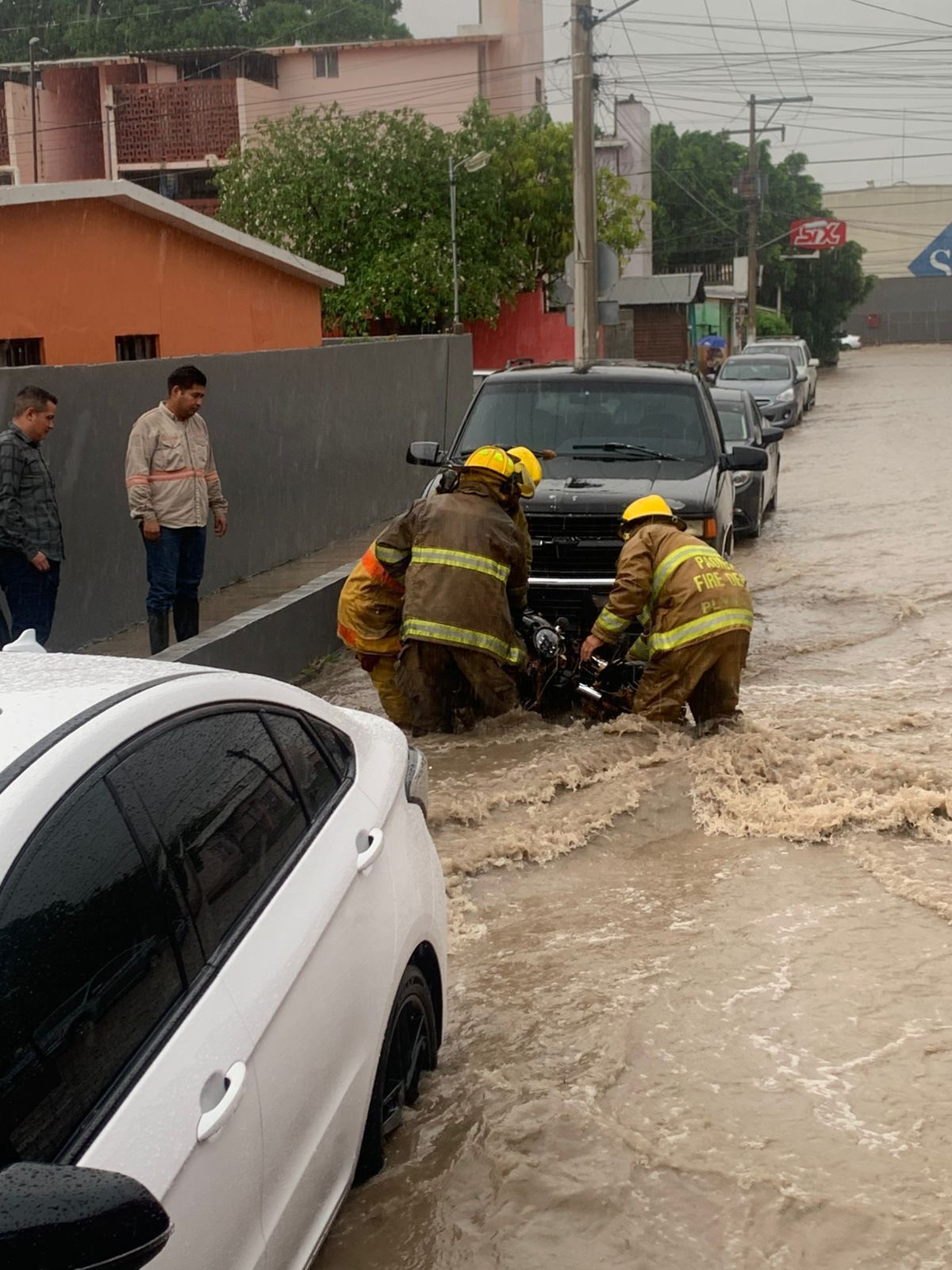 Lluvias desquician tráfico e inundan calles y avenidas en Victoria