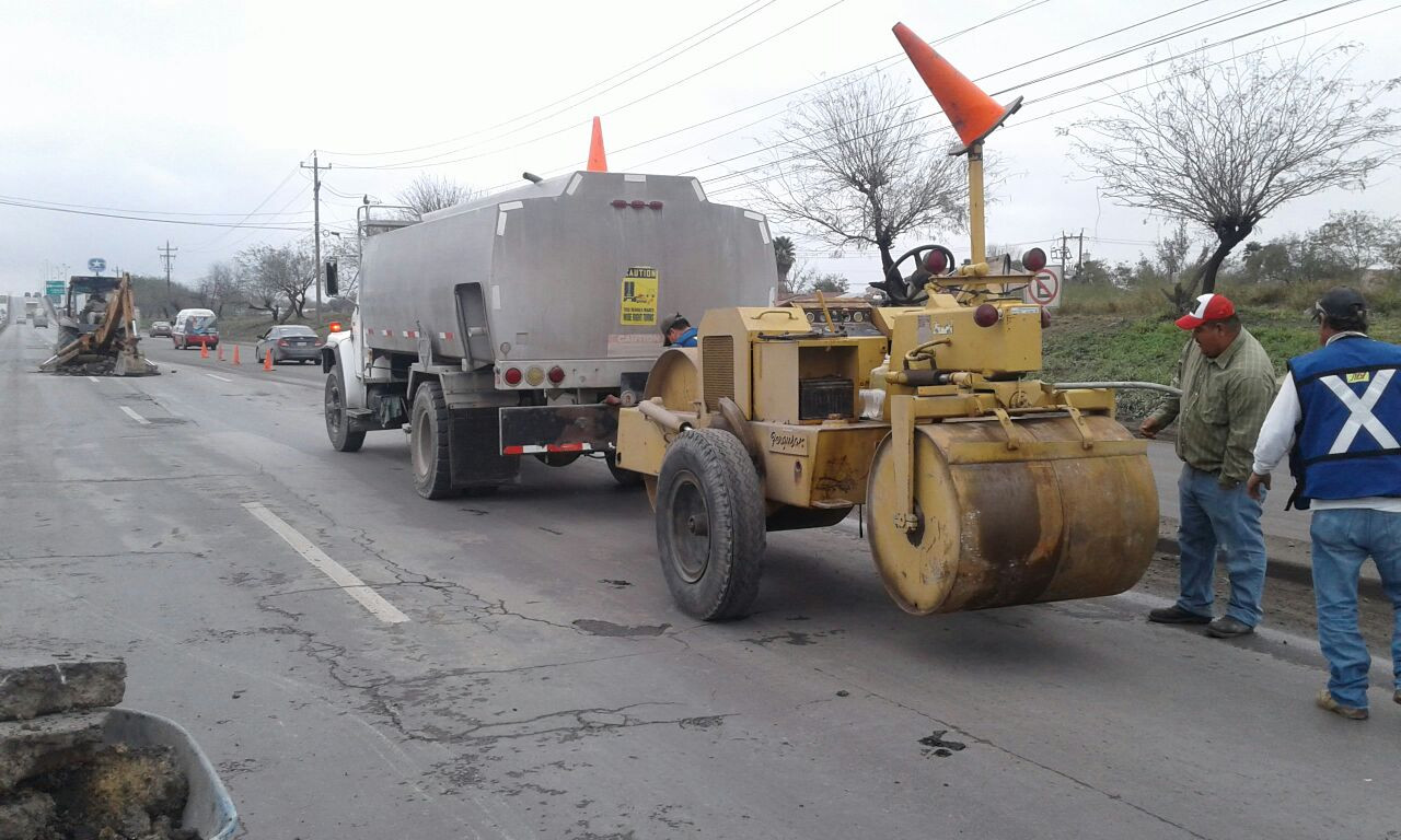 Reparan cuadrillas municipales carretera Reynosa-Río Bravo