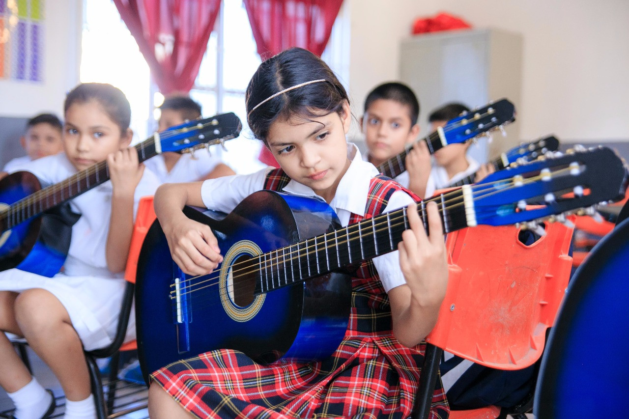 Motivados alumnos por asistir a clases y talleres