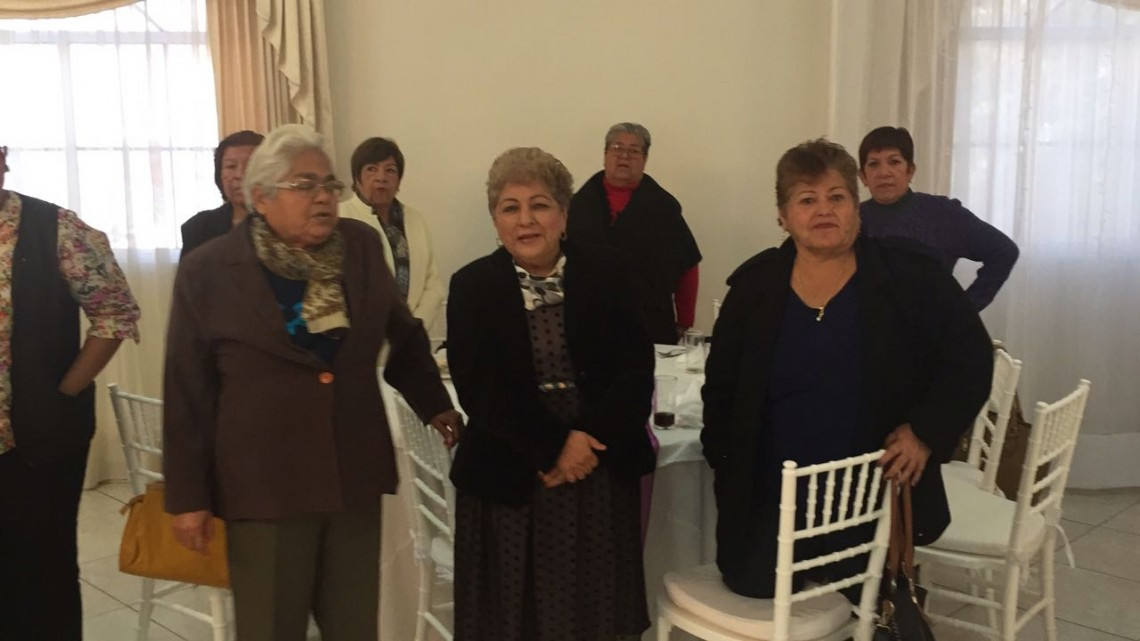 Entrega diputada chalecos y rocas de reyes a líderes de colonia