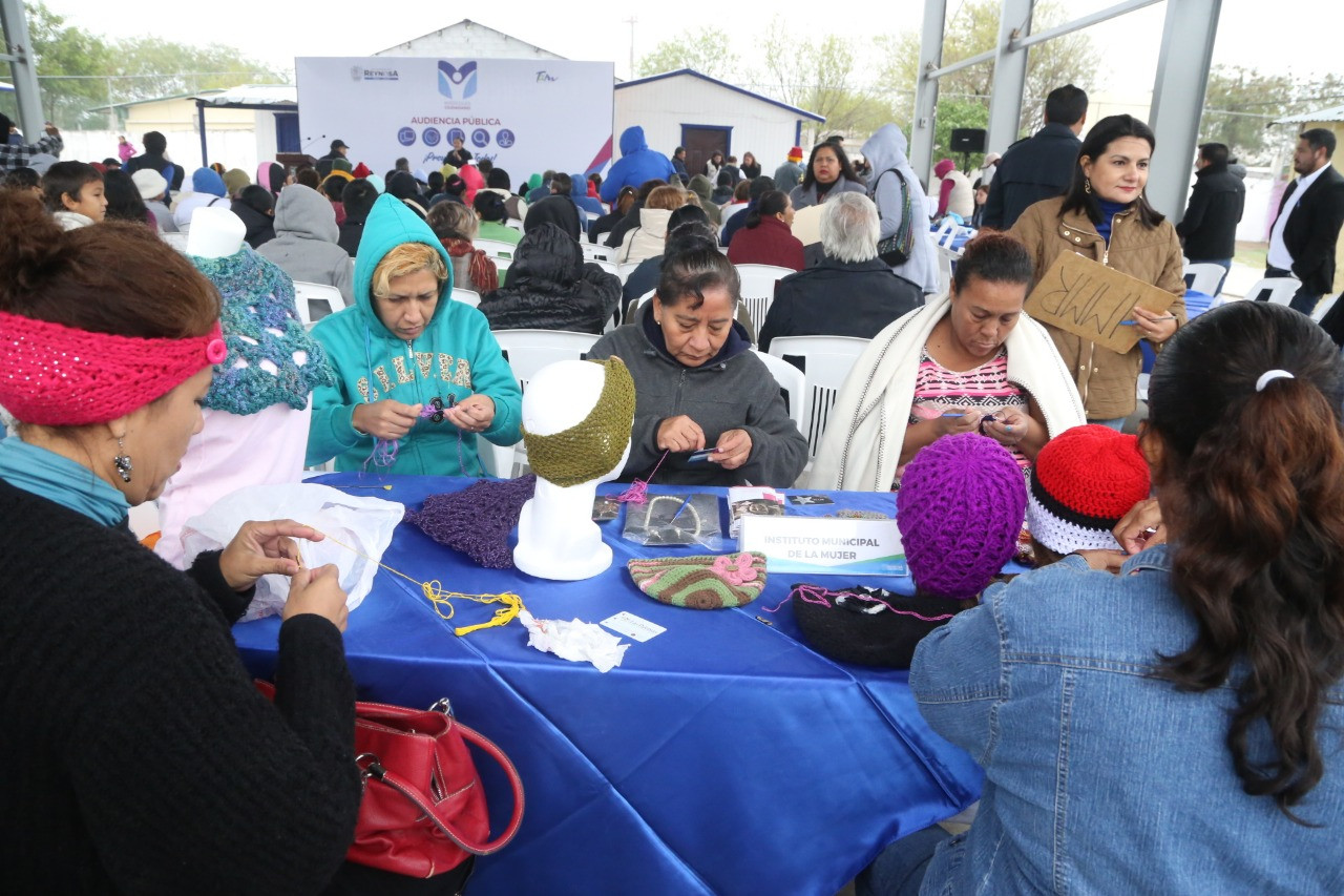 Maki recibe a ciudadanos en Lomas de Valle Alto