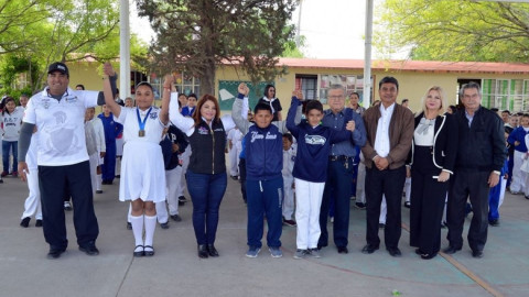 Reconoce alcaldesa gran desempeño de alumnos deportistas 
