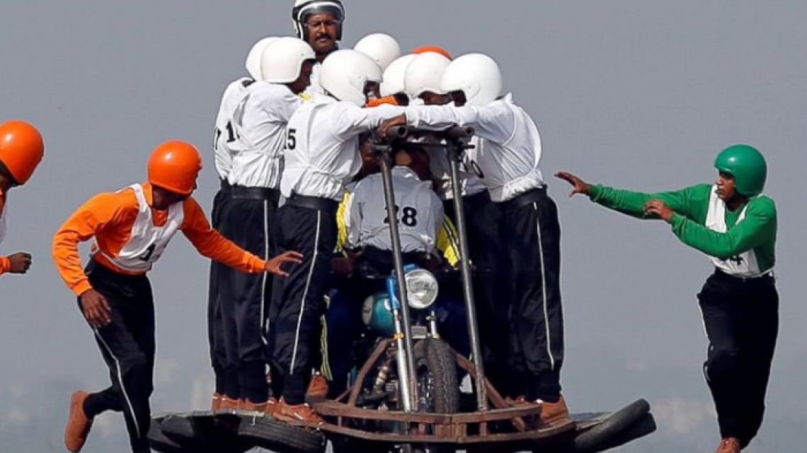India rompe récord Guinness de viajeros en motocicleta