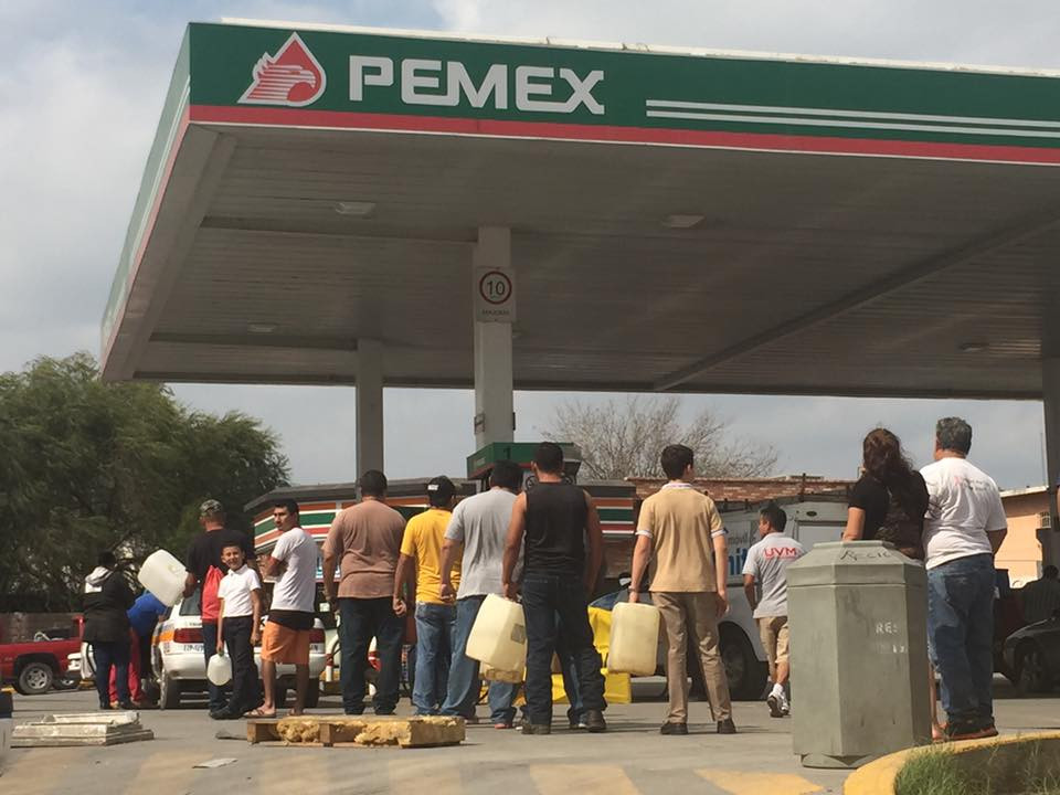 Cierre de gasolinas provoca caos en Matamoros 