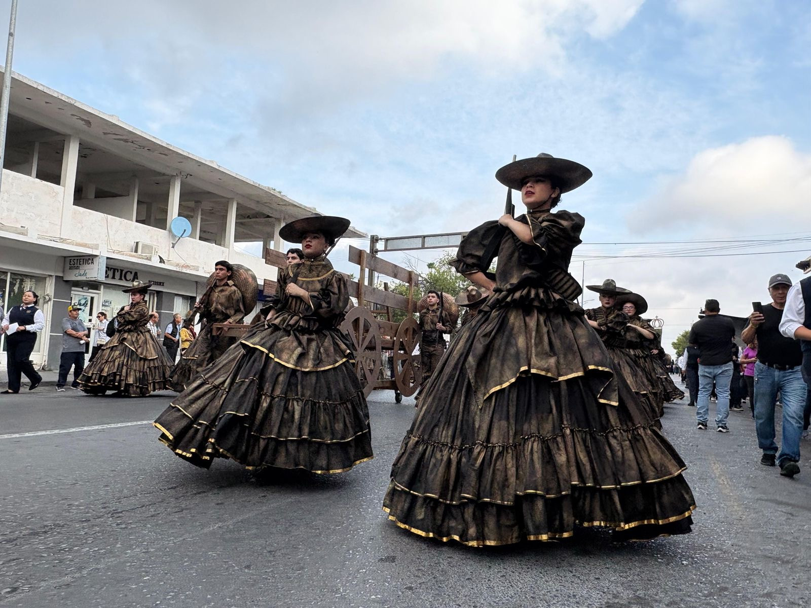 Reviven los Héroes y adelitas de la revolución 