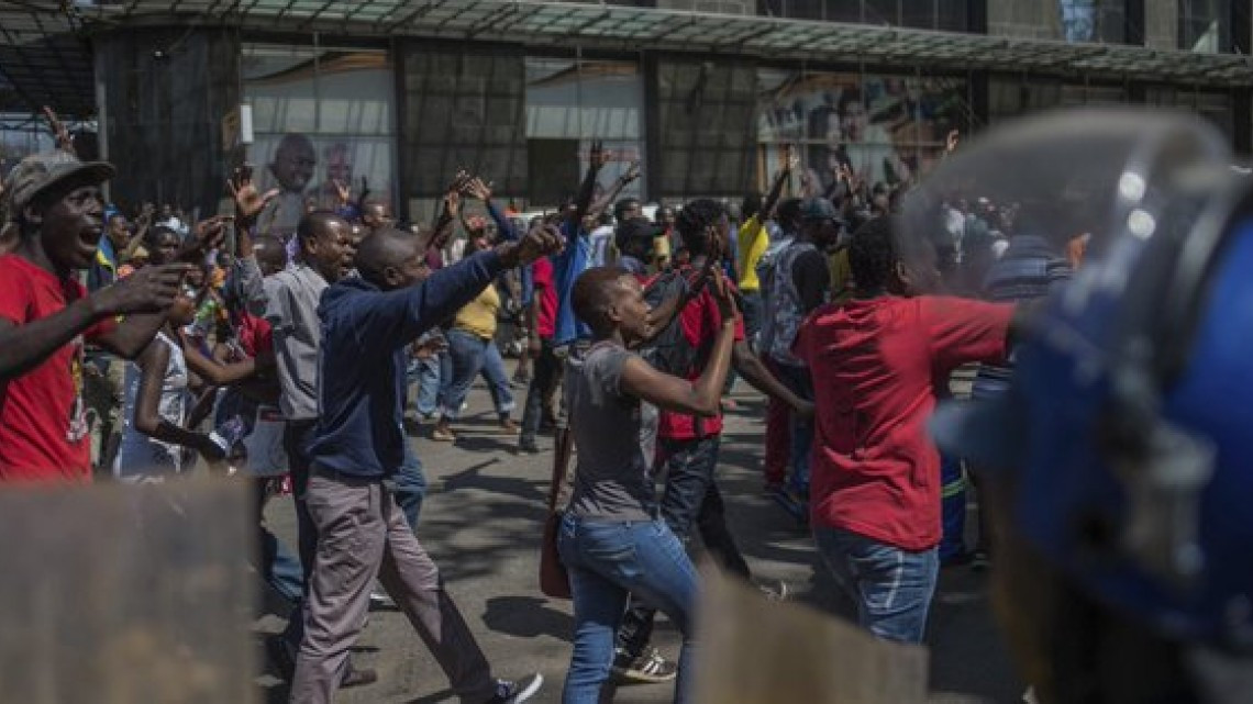 Estalla la violencia en Zimbabwe tras victoria de partido gobernante