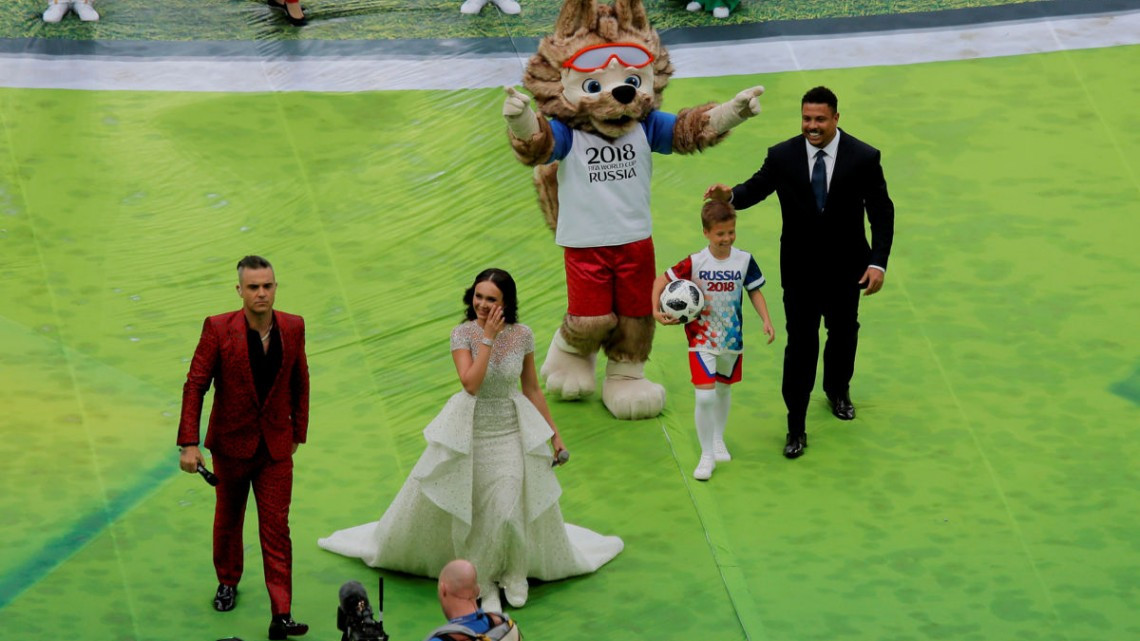 El gran dueto de Robbie Williams y Aida Garifullina en la apertura del Mundial