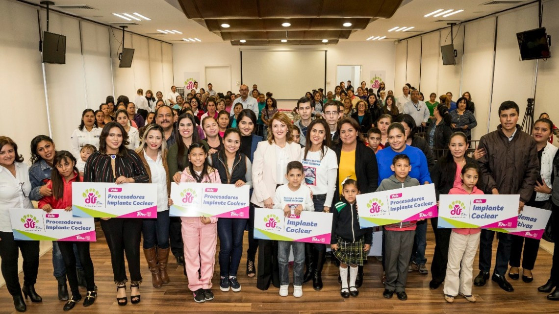 Entrega DIF apoyos auditivos a niñas, niños y adolescentes